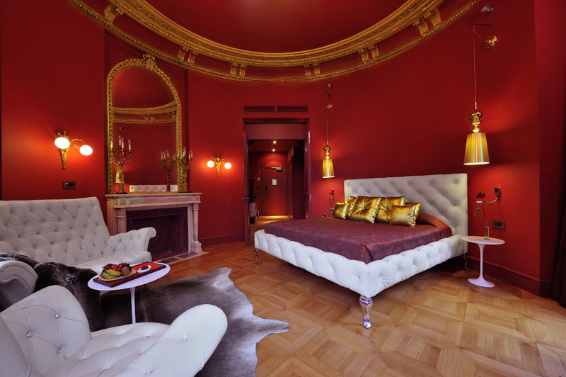 bedrooms in the Derby Hotel in Paris