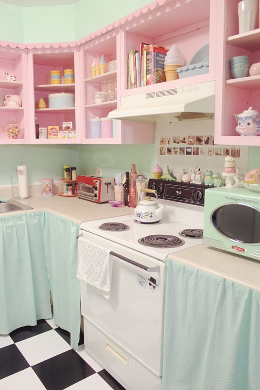 Adorable retro 1950's style kitchen!
