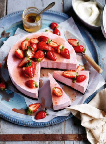 Vegan-Strawberry-and-Brownie-frozen-Cheesecake