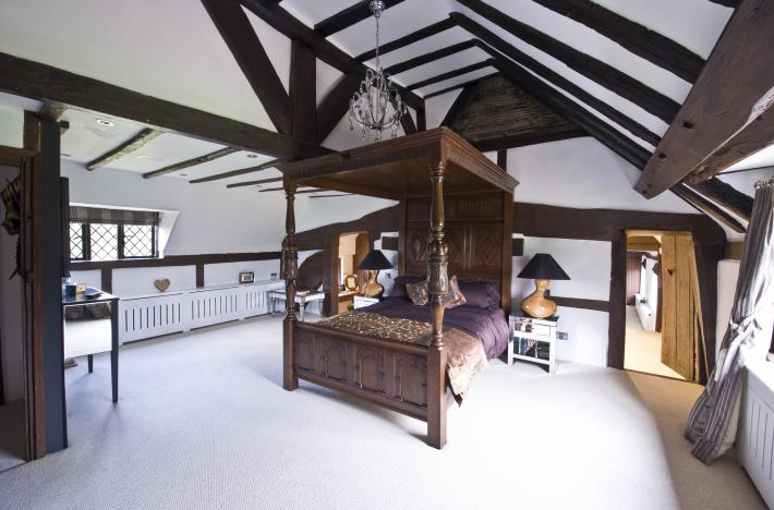 Two Tudor Bedrooms - Panda's House