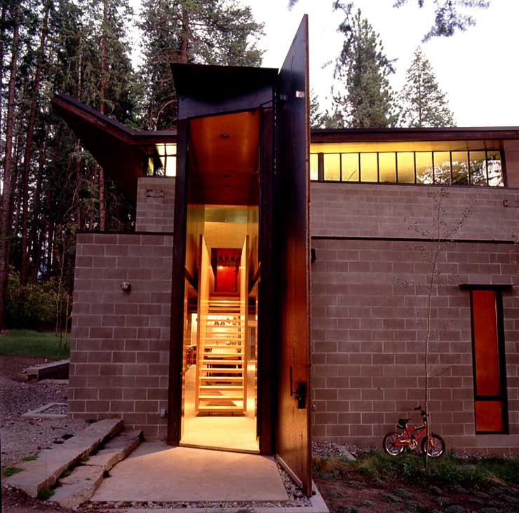 Concrete Block House By The Lake - Panda's House