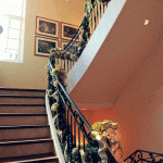 06-christmas-stairs-decorating