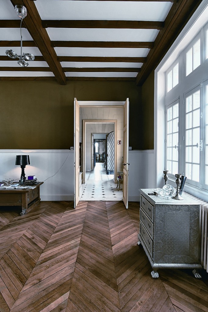 Multi-toned herringbone wooden floors