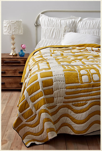 Bedspread in white and mustard yellow