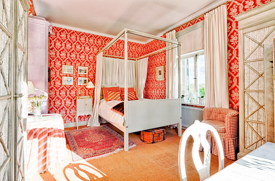 red bedroom